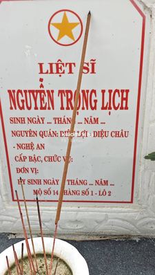 Bia mộ tại Xã Quế Long - Huyện Núi Thành - Quảng Nam · ảnh: Be You — liệt sĩ Nguyễn Trọng Lịch