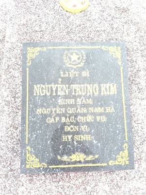 Bia mộ tại xã Hiền ninh - Xã Hiền Ninh - Huyện Quảng Ninh - Quảng Bình · ảnh: FB Nguyễn Hoàng Dương — liệt sĩ Nguyễn Trung Kim
