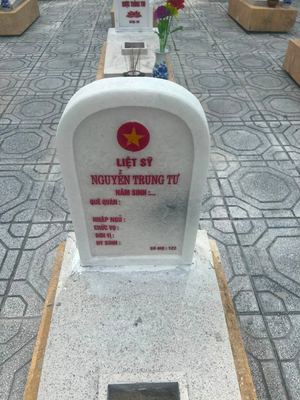 Bia mộ tại Nghĩa trang liệt sĩ Huyện Cam Lộ - tỉnh Quảng Trị · ảnh: Nguyen Hoa — liệt sĩ NGUYỄN TRUNG TƯ