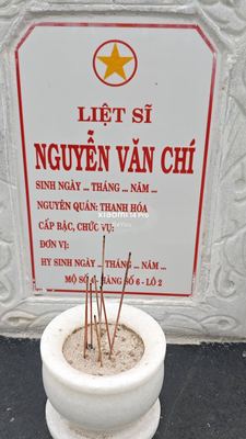 Ảnh bia mộ của liệt sĩ Nguyễn Văn Chí