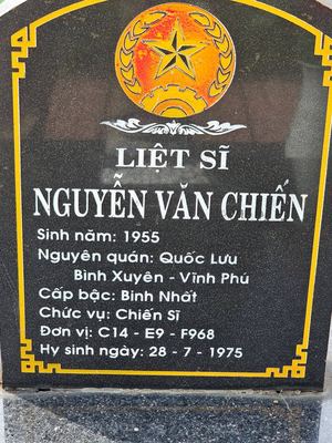 Ảnh bia mộ của liệt sĩ Nguyễn Văn Chiến