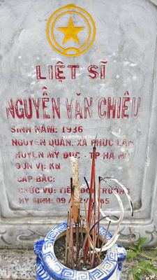 Bia mộ tại Nghĩa trang xã Bình Định - Huyện Thăng Bình - Quảng Nam · ảnh: Be You — liệt sĩ NGUYỄN VĂN CHIÊU