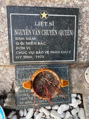 Ảnh bia mộ của liệt sĩ Nguyễn Văn Chuyền (Quyền)