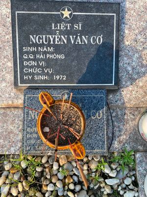 Bia mộ tại Nghĩa trang liệt sĩ Huyện Bến Cát - tỉnh Bình Dương · ảnh: Lê Phượng — liệt sĩ NGUYỄN VĂN CƠ