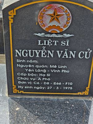 Ảnh bia mộ của liệt sĩ Nguyễn Văn Cử