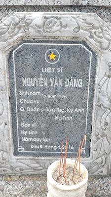 Ảnh bia mộ của liệt sĩ Nguyễn Văn Đặng