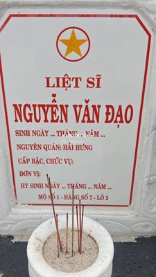 Bia mộ tại Xã Quế Long - Huyện Núi Thành - Quảng Nam · ảnh: Be You — liệt sĩ NGUYỄN VĂN ĐẠO