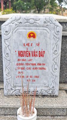 Ảnh bia mộ của liệt sĩ Nguyễn Văn Đáp