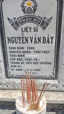 Ảnh bia mộ của liệt sĩ NGUYỄN VĂN ĐÁY