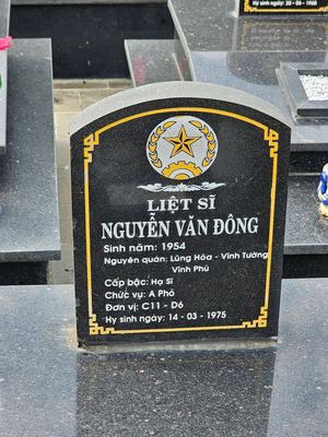 Ảnh bia mộ của liệt sĩ Nguyễn Văn Đông