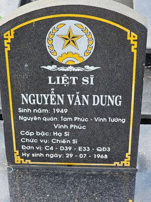 Ảnh bia mộ của liệt sĩ Nguyễn Văn Dũng