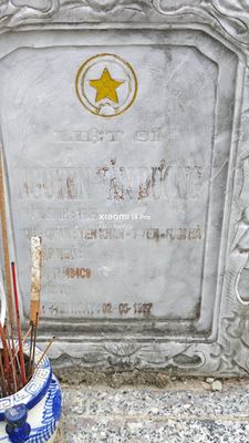 Ảnh bia mộ của liệt sĩ Nguyễn Văn Dưỡng