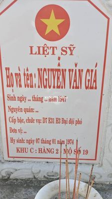 Ảnh bia mộ của liệt sĩ Nguyễn Văn Giá