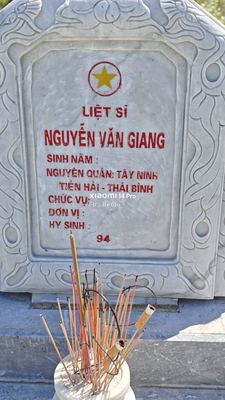 Ảnh bia mộ của liệt sĩ Nguyễn Văn Giang