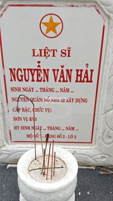 Ảnh bia mộ của liệt sĩ Nguyễn Văn Hải