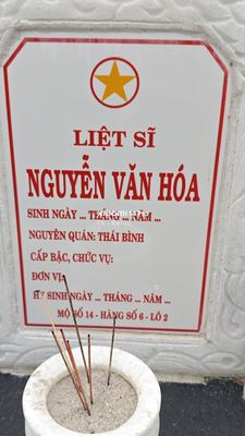 Ảnh bia mộ của liệt sĩ Nguyễn Văn Hoá