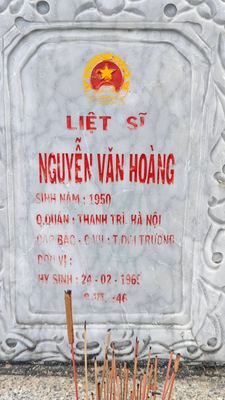 Ảnh bia mộ của liệt sĩ NGUYỄN VĂN HOÀNG
