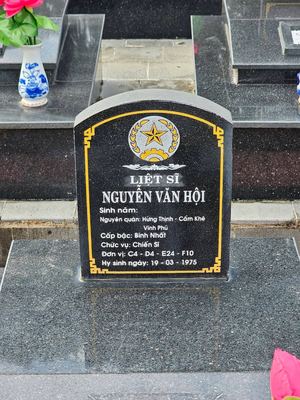 Ảnh bia mộ của liệt sĩ Nguyễn Văn Hợi