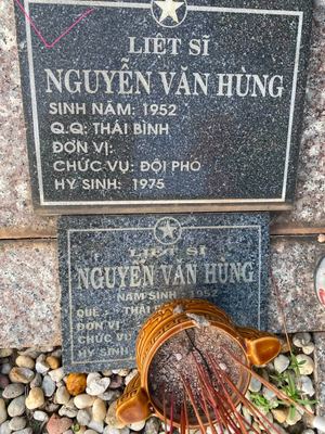 Bia mộ tại Nghĩa trang liệt sĩ Huyện Bến Cát - tỉnh Bình Dương · ảnh: Lê Phượng — liệt sĩ NGUYỄN VĂN HÙNG