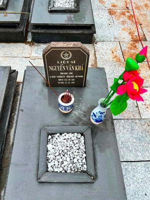 Ảnh bia mộ của liệt sĩ Nguyễn Văn Khả