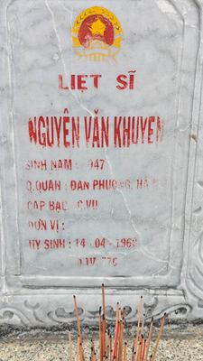 Bia mộ tại Nghĩa trang liệt sĩ xã Hoà Khương - Xã Hoà Khương - Huyện Hòa Vang - Đà Nẵng · ảnh: FB Be you — liệt sĩ NGUYỄN VĂN KHUYÊN