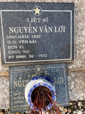 Bia mộ tại Nghĩa trang liệt sĩ Huyện Bến Cát - tỉnh Bình Dương · ảnh: Lê Phượng — liệt sĩ NGUYỄN VĂN LỢI