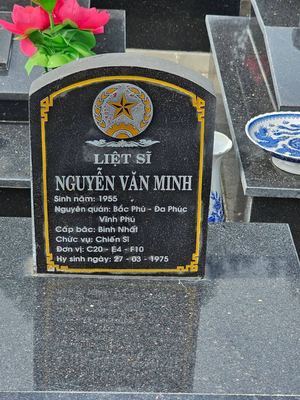 Ảnh bia mộ của liệt sĩ Nguyễn Văn Minh