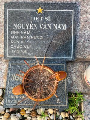 Bia mộ tại Nghĩa trang liệt sĩ Huyện Bến Cát - tỉnh Bình Dương · ảnh: Lê Phượng — liệt sĩ NGUYỄN VĂN NAM