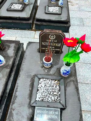Ảnh bia mộ của liệt sĩ Nguyễn Văn Nghị