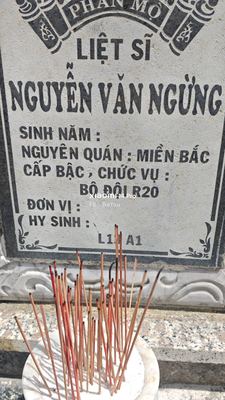 Ảnh bia mộ của liệt sĩ Nguyễn Văn Ngừng