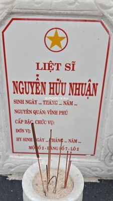 Ảnh bia mộ của liệt sĩ Nguyễn Văn Nhuận