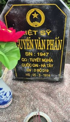 Ảnh bia mộ của liệt sĩ Nguyễn Văn Phấn