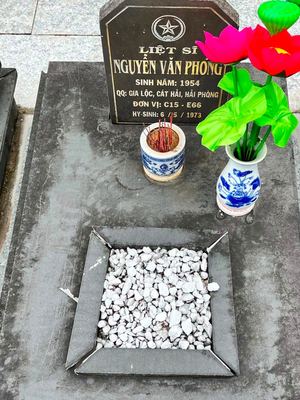 Ảnh bia mộ của liệt sĩ Nguyễn Văn Phóng