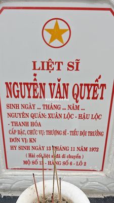 Ảnh bia mộ của liệt sĩ Nguyễn Văn Quyết