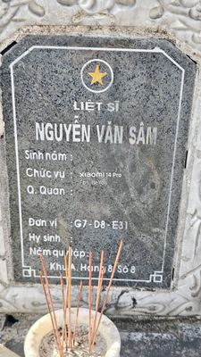 Ảnh bia mộ của liệt sĩ Nguyễn Văn Sâm