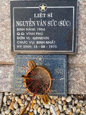 Ảnh bia mộ của liệt sĩ Nguyễn Văn Sức (Súc)