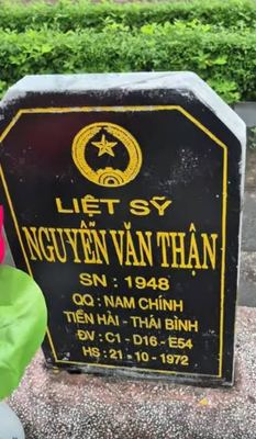 Ảnh bia mộ của liệt sĩ Nguyễn Văn Thân