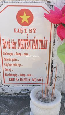 Ảnh bia mộ của liệt sĩ Nguyễn Văn Thân
