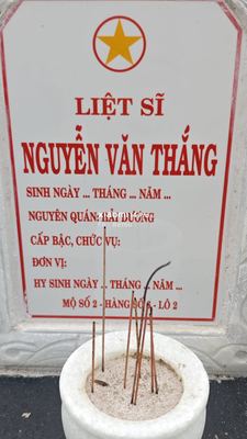 Ảnh bia mộ của liệt sĩ Nguyễn Văn Thắng