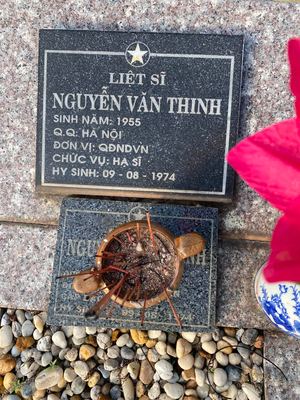 Ảnh bia mộ của liệt sĩ Nguyễn Văn Thinh