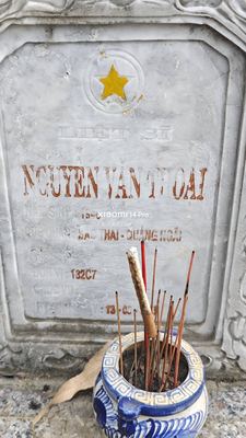 Bia mộ tại Nghĩa trang xã Bình Định - Huyện Thăng Bình - Quảng Nam · ảnh: Be You — liệt sĩ NGUYỄN VĂN THOẠI