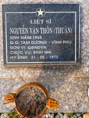 Ảnh bia mộ của liệt sĩ Nguyễn Văn Thôn (Thuận)