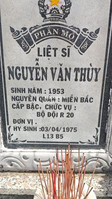 Ảnh bia mộ của liệt sĩ Nguyễn Văn Thuỳ