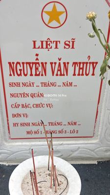 Ảnh bia mộ của liệt sĩ Nguyễn Văn Thuỷ