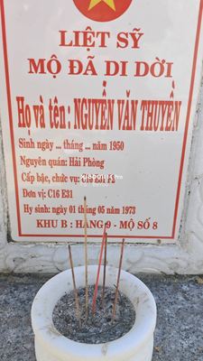 Ảnh bia mộ của liệt sĩ Nguyễn Văn Thuyền