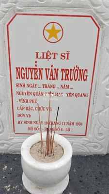 Ảnh bia mộ của liệt sĩ NGUYỄN VĂN TRƯỜNG