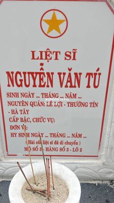 Ảnh bia mộ của liệt sĩ Nguyễn Văn Tú