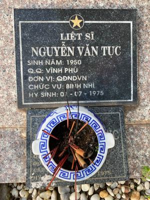 Ảnh bia mộ của liệt sĩ Nguyễn Văn Tục