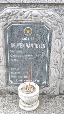 Ảnh bia mộ của liệt sĩ Nguyễn Văn Tuyến