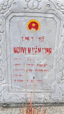 Ảnh bia mộ của liệt sĩ Nguyễn Văn Vinh